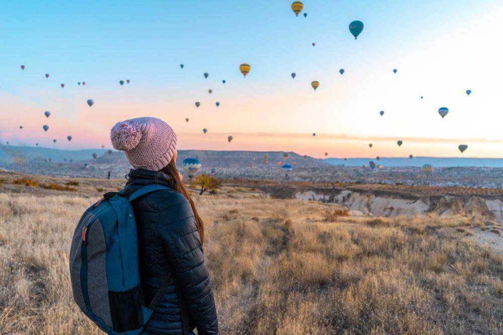 ilustrasi traveling menggunakan Paylater (pexels.com/Alex P)