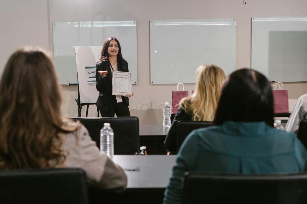 ilustrasi wanita sedang presentasi (pexels.com/RDNE Stock Project)