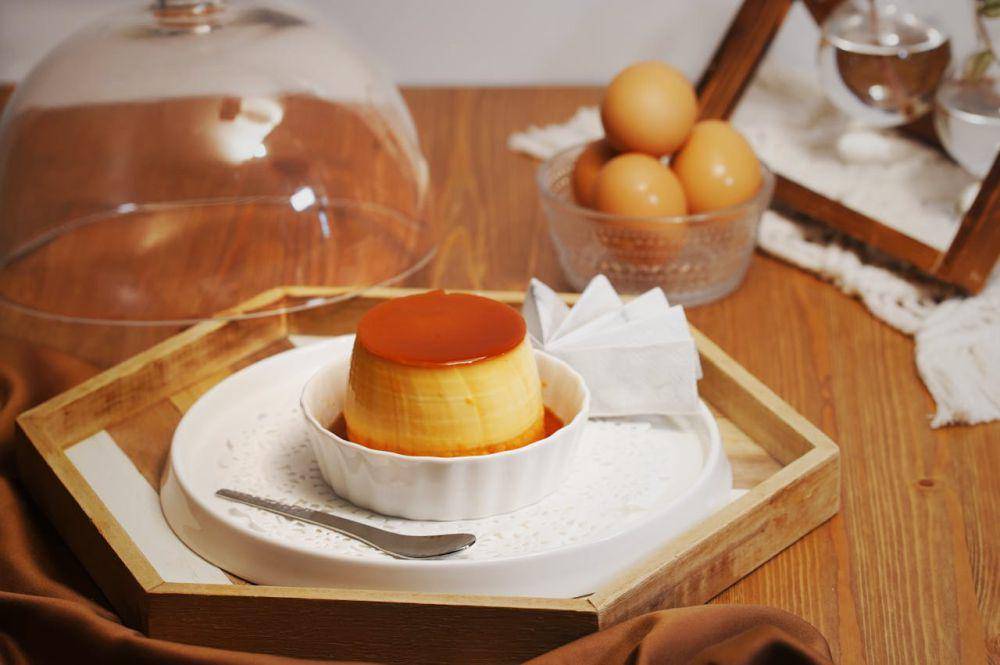 ilustrasi puding saus karamel (pexels.com/SimplyArt4794)