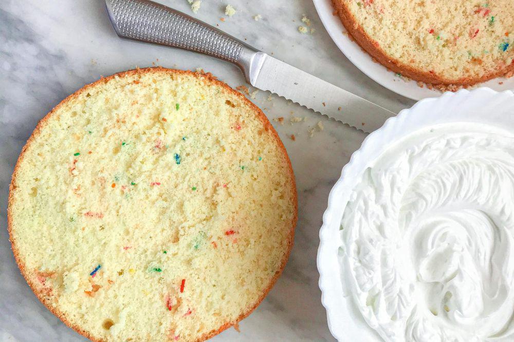 Resep Base Funfetti Cake, Kue Favorit dengan Meses Warna-warni!