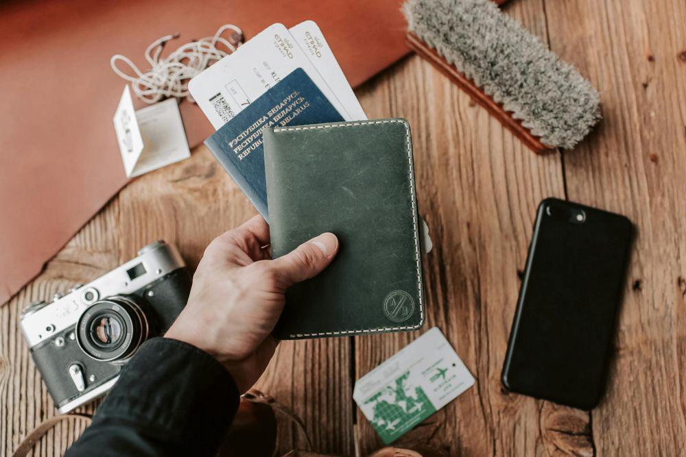 ilustrasi paspor dan tiket pesawat (pexels.com/Vlada Karpovich)