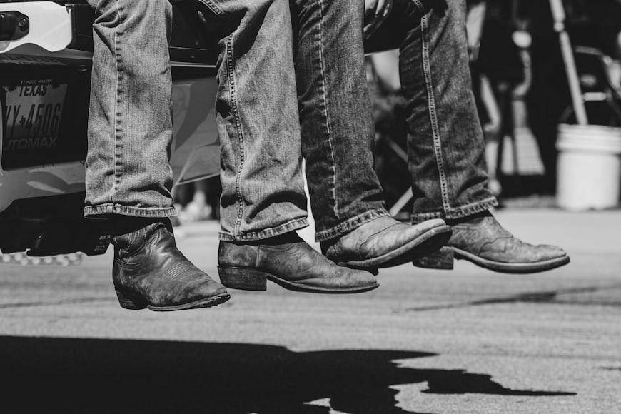 Work cowboy boots (unsplash.com/Lily Miller)