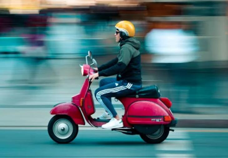 ilustrasi motor Vespa (pexels.com/Nathan Salt)