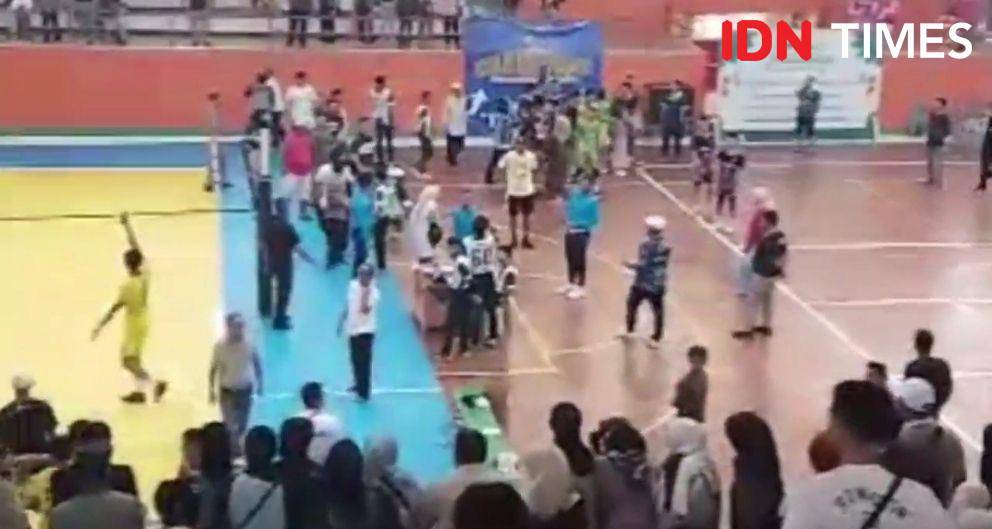 Para ofisial, panitia pertandingan, dan sejumlah penonton yang hadir segera bergerak cepat untuk melerai dan meredakan kericuhan, Selasa (6/5/2025).(IDN Times/Cokie Sutrisno)