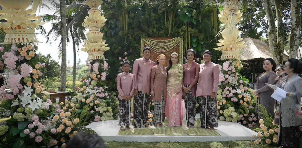 Siraman Luna Maya (youtube.com/Luna Maya & TS Media)