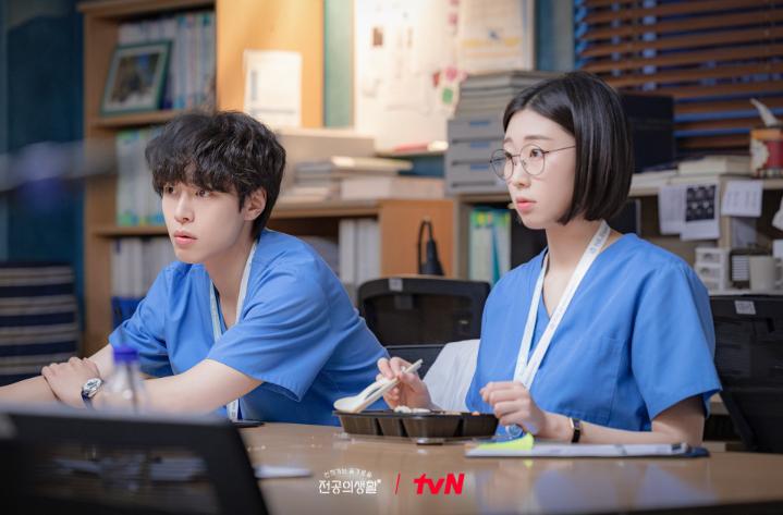 3 Bukti Kim Sa Bi adalah Fans Um Jae Il di Drakor Resident Playbook