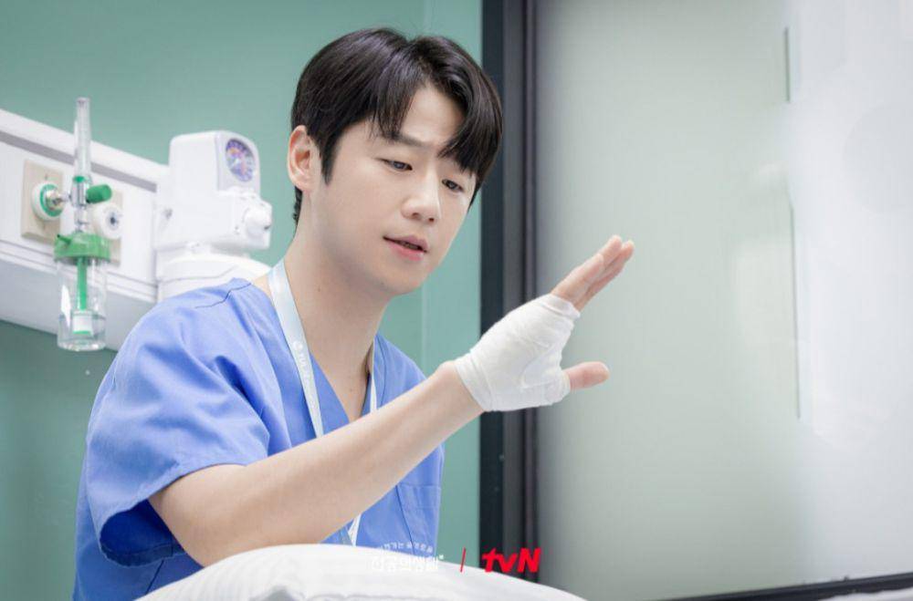 Cuplikan drakor Resident Playbook (dok.tvN/Resident Playbook)