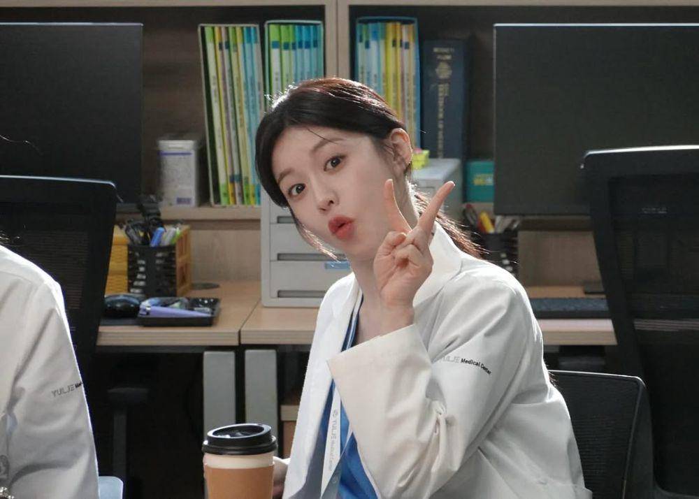potret Go Yoon Jung di balik layar Resident Playbook (instagram.com/goyounjung)