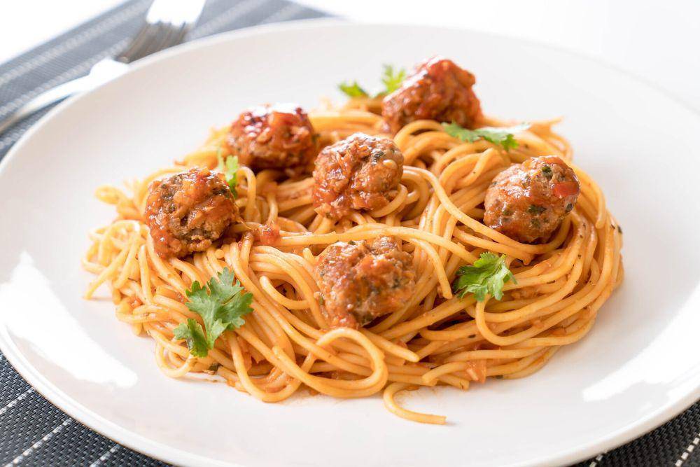 ilustrasi semangkuk meatball dan spageti (freepik.com/topntp26)