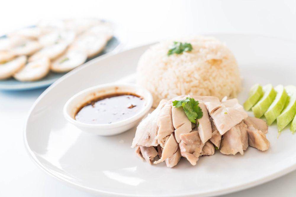 ilustrasi hainanese chicken rice (freepik.com/topntp26)