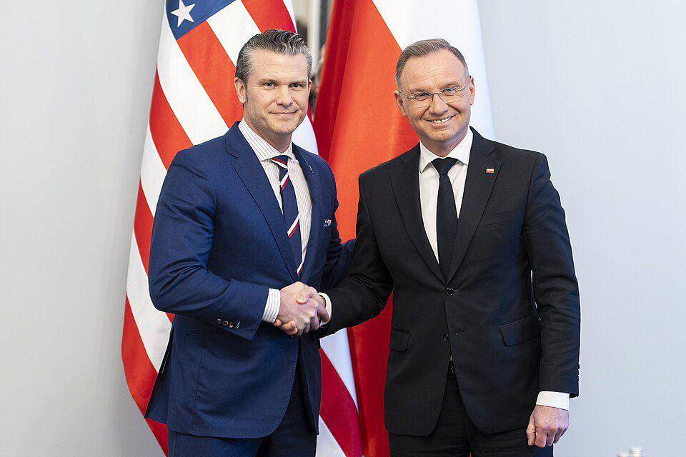 Presiden Polandia, Andrzej Duda, berdiskusi dengan Menteri Pertahanan AS, Pete Hegseth, tentang penguatan NATO. Foto diunggah pada 14 Februaar 2025. (commons.wikimedia.org/U.S. Department of Defense)
