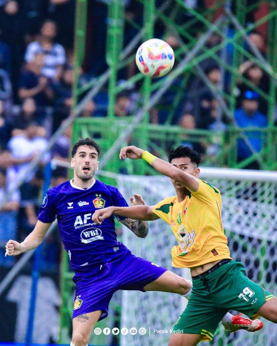Pemain Persik Kediri saat melawan Persebaya Surabaya.instagram.com/persikfcofficial