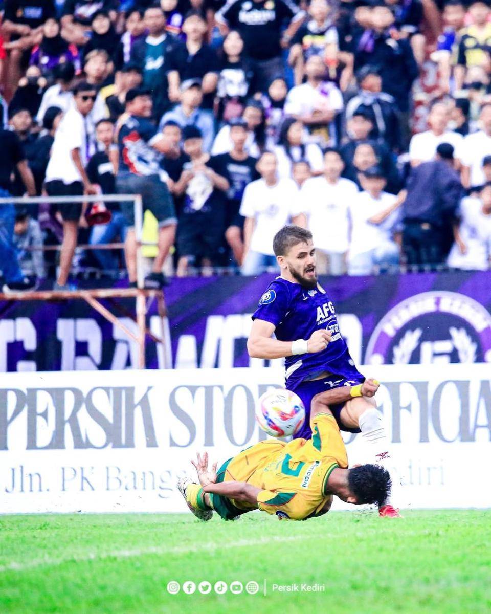 Pemain Persik Kediri saat melawan Persebaya Surabaya.instagram.com/persikfcofficial