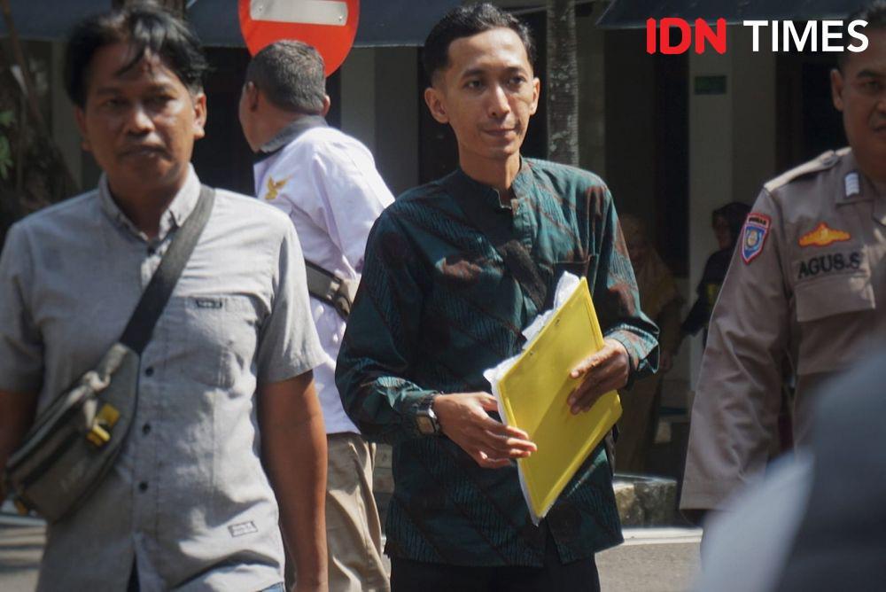 Bryan Manov Qrisna Huri (tengah), warga Tamantirto, Kasihan, Bantul, turut jadi korban mafia tanah. (IDN Times/Tunggul Damarjati)