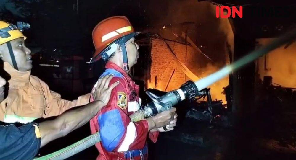 Kebakaran hebat melanda kawasan padat penduduk di Jalan Pandan Arum RT 31, Kelurahan Karang Jati, Balikpapan Tengah, Selasa (6/5/2025). (IDN Times/Hilmansyah)