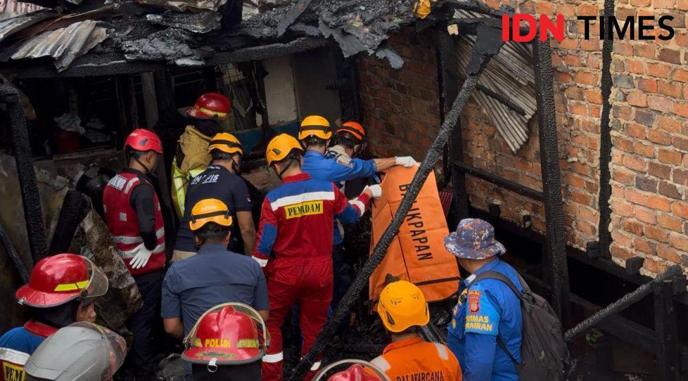 Petugas mengevakuasi jenazah K, anak berumur 6 tahun yang jadi korban kebakaran di Kelurahan Karang Jati, Balikpapan Tengah, Selasa (6/5/2025). (IDN Times/Erik Alfian)