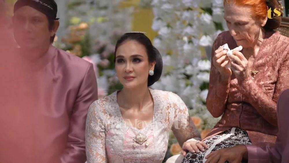 Siraman Luna Maya (youtube.com/Luna Maya & TS Media)