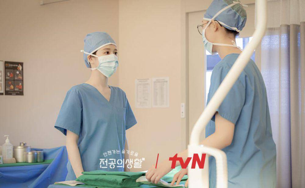 Han Ye Ji dan Go Youn Jung di KDrama Resident Playbook (instagram.com/tvn_drama)