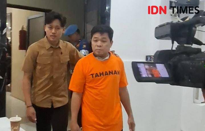 Pria berinisial SD, pelaku kekerasan seksual di TPA Masjid di Makassar, ditetapkan tersangka, Selasa (6/5/2025). IDN Times/Darsil Yahya