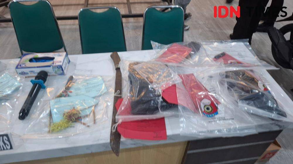 Barang bukti yang digunakan perampok di Makassar, Selasa (6/5/2025). IDN Times/Darsil Yahya