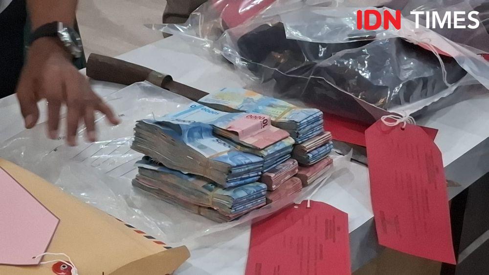 Barang bukti uang hasil rampokan, Selasa (6/5/2025). IDN Times/Darsil Yahya