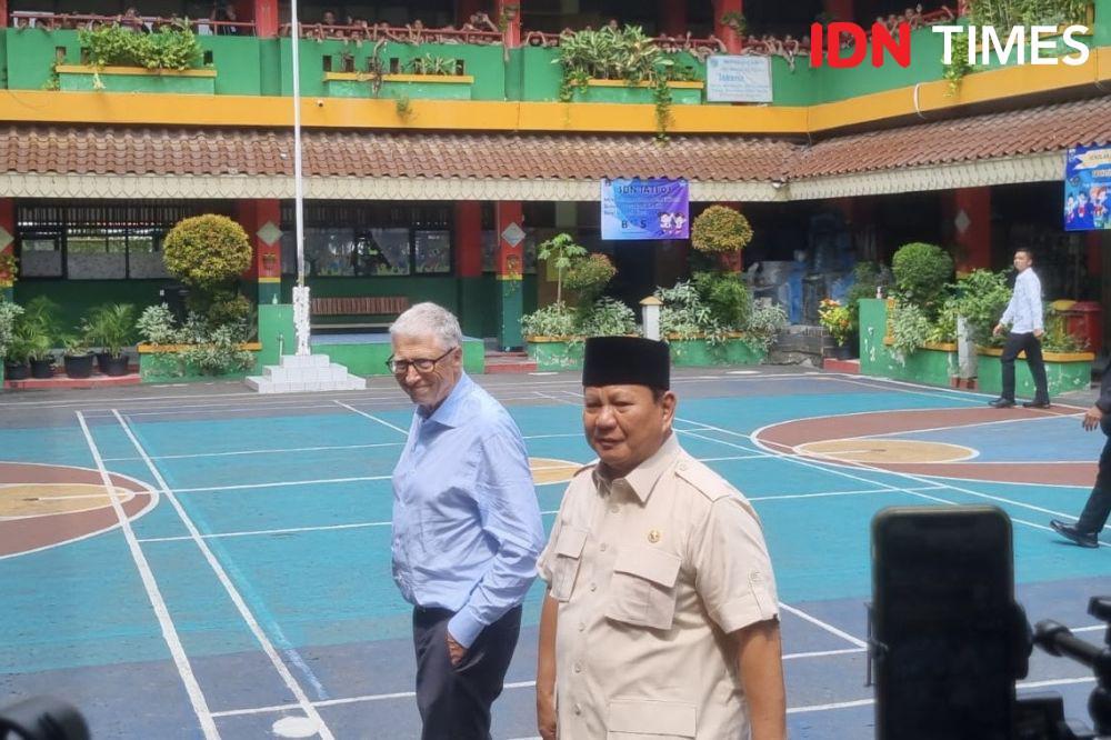 Presiden Prabowo mengajak Bill Gates meninjau program MBG di SD N Jati 03 Pulogadung pada Rabu (7/5/2025). (IDN Times/Ilman Nafi’an)