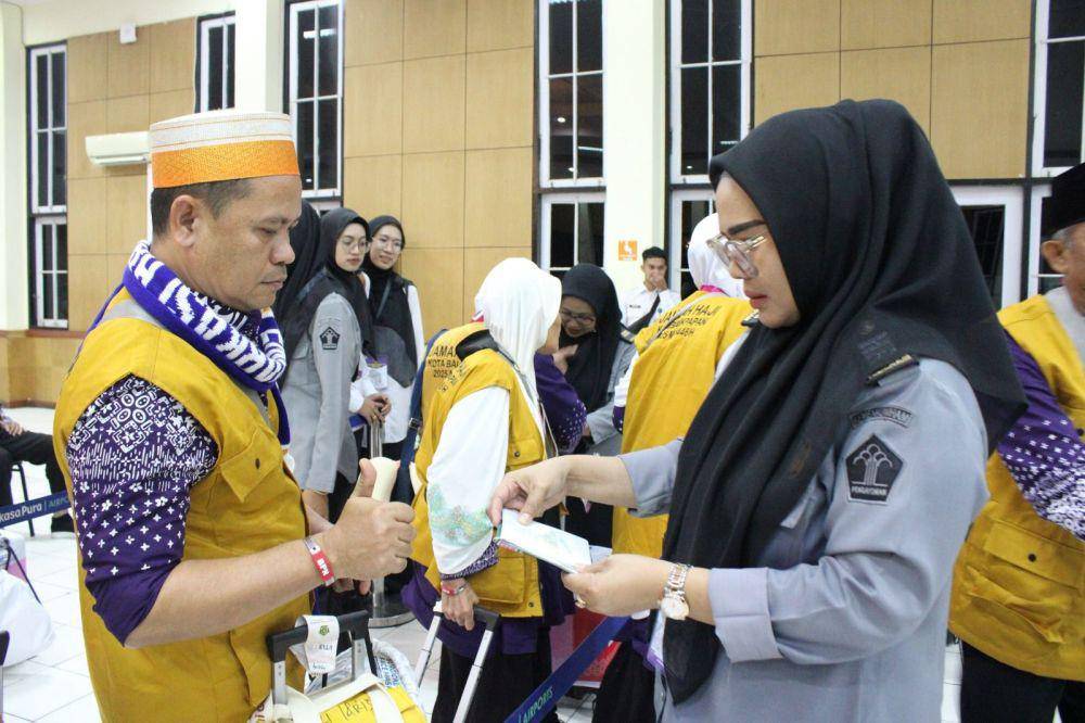 Kantor Imigrasi Kelas I TPI Balikpapan memastikan seluruh proses keimigrasian berjalan lancar untuk keberangkatan jemaah haji 1446 H. (Dok. Imigrasi Balikpapan)
