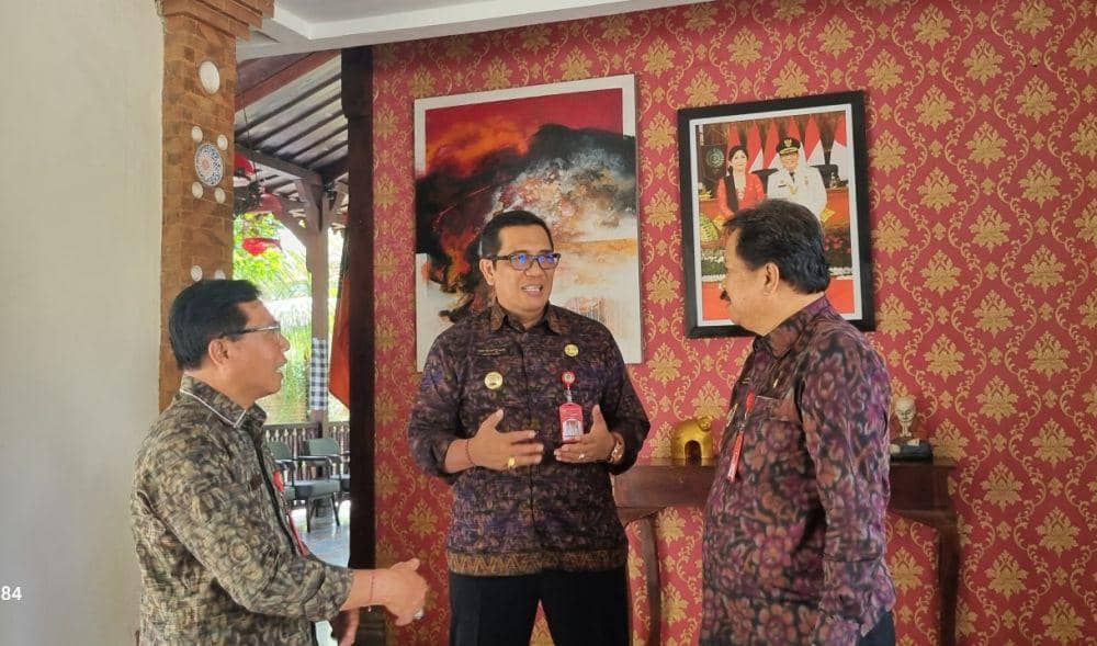 Bupati Tabanan, Komang Gede Sanjaya (tengah), Wakil Bupati Tabanan, Made Dirga (kanan) dan Sekda Kabupaten Tabanan, Gede Susila (kiri) (Dok.IDNTimes/Humas Tabanan)