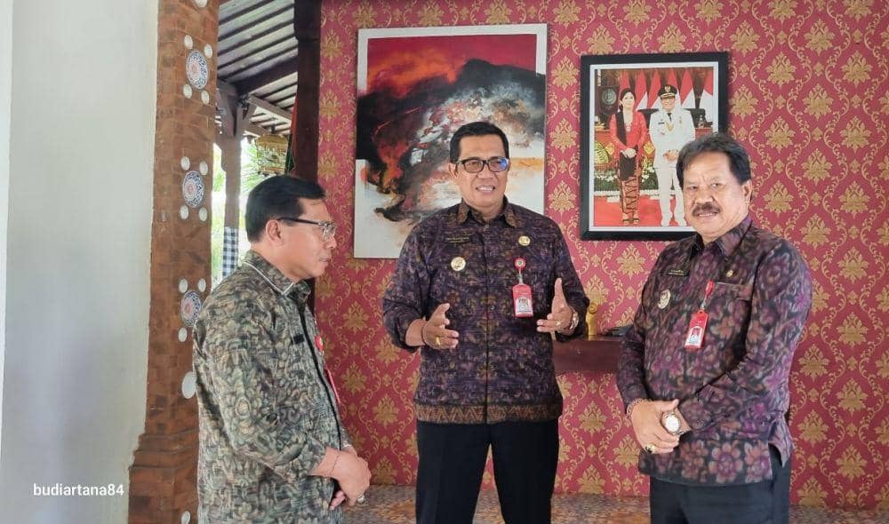 Bupati Tabanan, Komang Gede Sanjaya (tengah), Wakil Bupati Tabanan, Made Dirga (kanan) dan Sekda Kabupaten Tabanan, Gede Susila (kiri) (Dok.IDNTimes/Humas Tabanan)