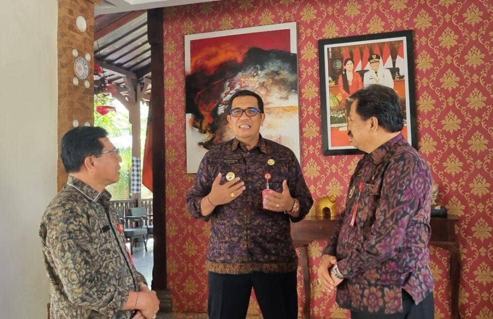 Bupati Tabanan, Komang Gede Sanjaya (tengah); Wakil Bupati Tabanan, Made Dirga (kanan); dan Sekda Kabupaten Tabanan, Gede Susila (kiri). (Dok.IDN Times/Humas Tabanan)