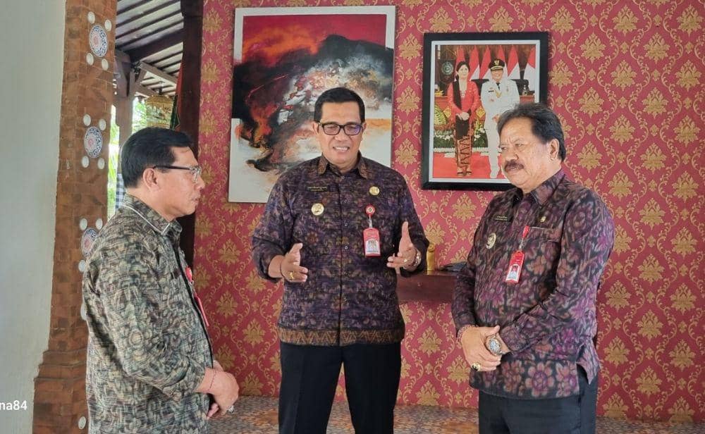 Bupati Tabanan, Komang Gede Sanjaya (tengah); Wakil Bupati Tabanan, Made Dirga (kanan); dan Sekda Kabupaten Tabanan, Gede Susila (kiri) (Dok.IDN Times/Humas Tabanan)