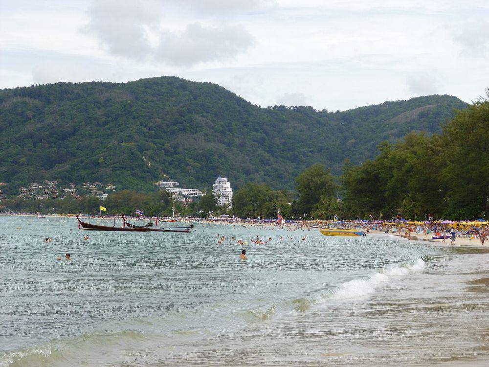 potret Patong Beach (commons.wikimedia.org/Arnaud-Victor Monteux)