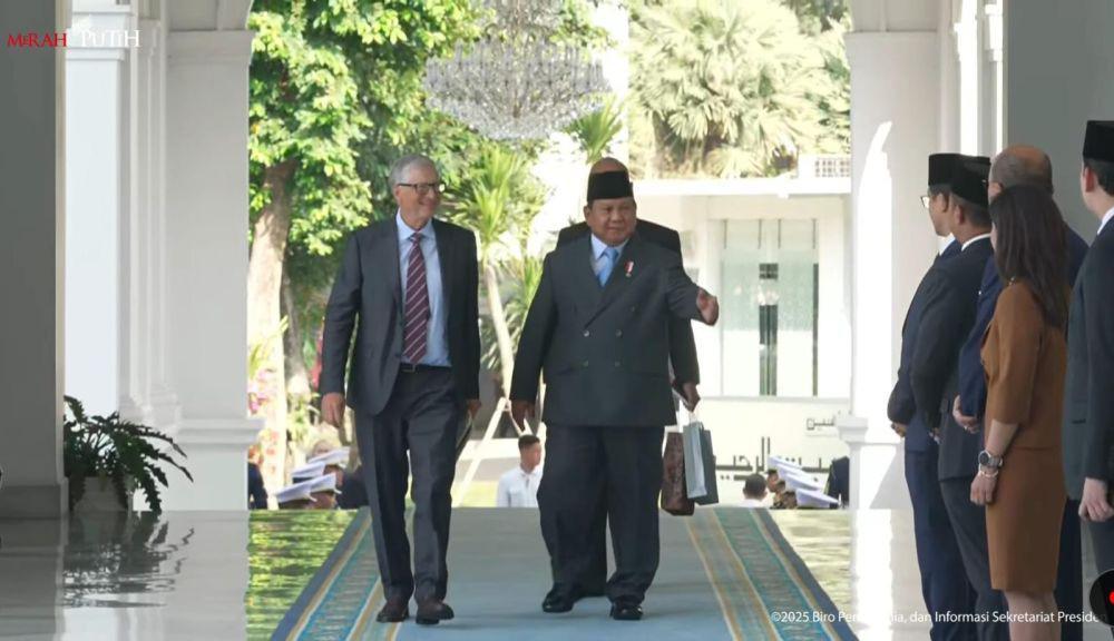 Presiden Prabowo menyambut langsung kedatangan pendiri Microsoft, Bill Gates di halaman Istana Merdeka, Jakarta, Rabu (7/5/2025) (YouTube.com/Sekretariat Presiden)