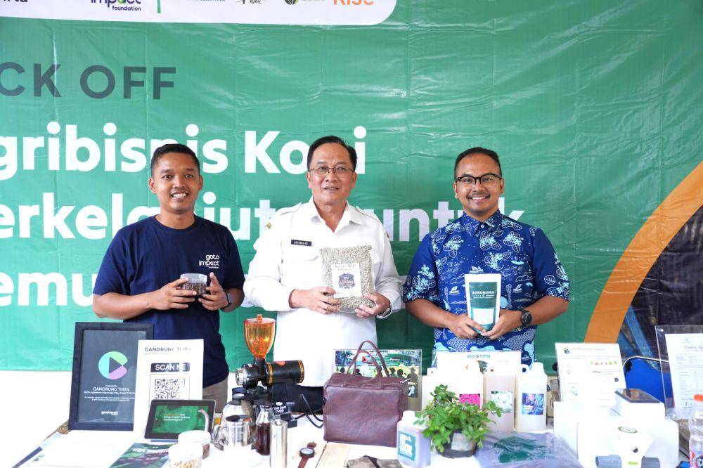 GoTo Impact Foundation saat mendampingi petani kopi di Kecamatan Lawang, Malang. (Dok. GoTo Impact Foundation)