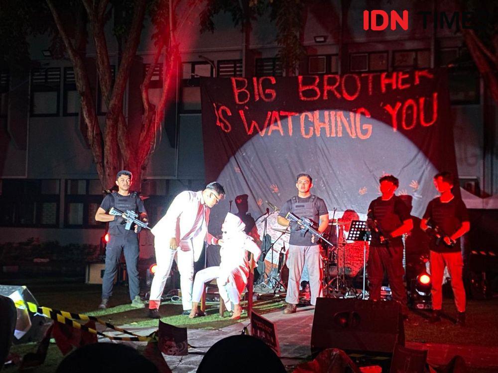 Kritik Lewat Panggung Teater, BEM FISIP Unair Tetap Kritis