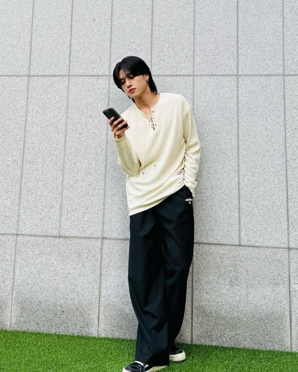 outfit casual ala Wooyoung ATEEZ (instagram.com/wooyounggg__)
