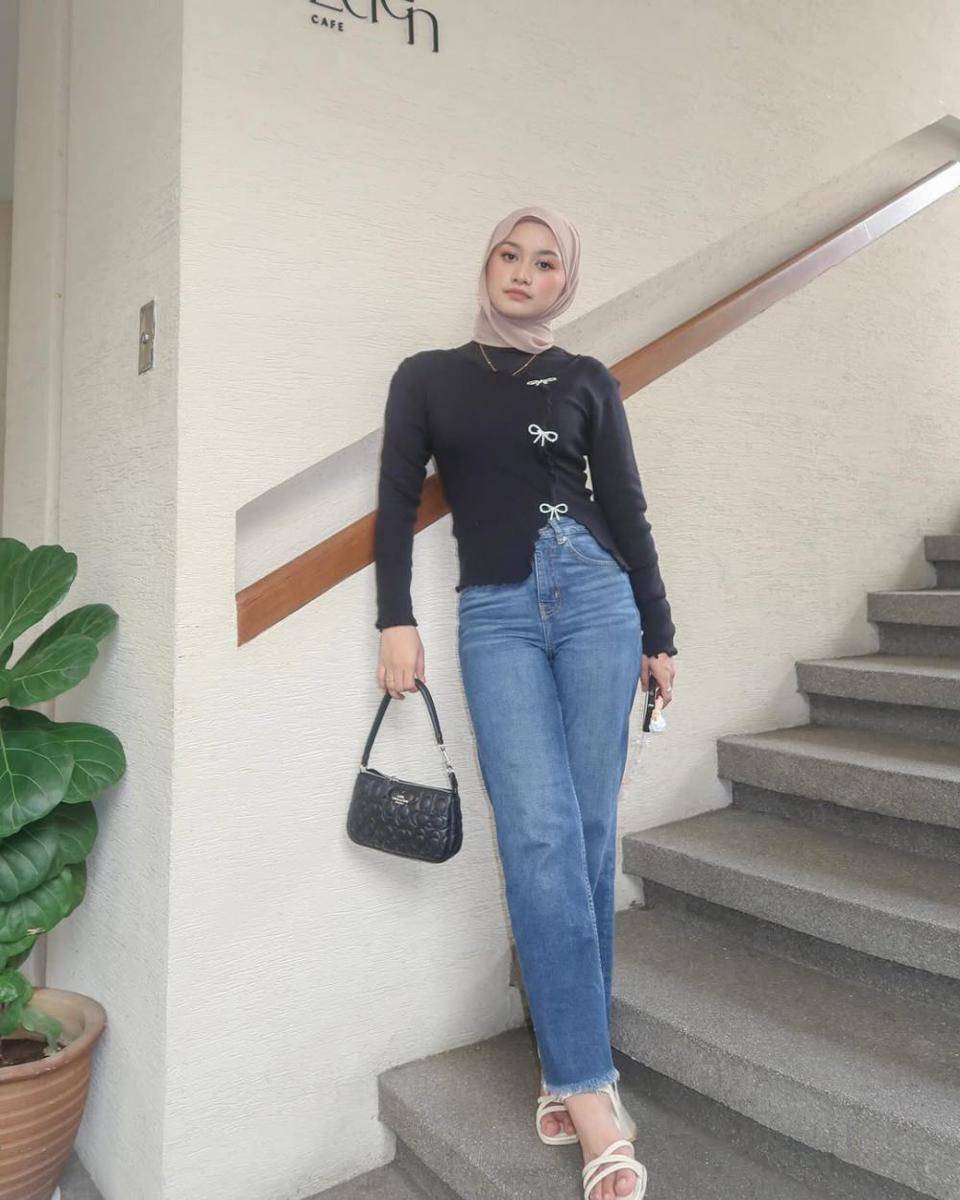 Inspirasi OOTD ala Erna Liyana (instagram.com/yana.strawberry)