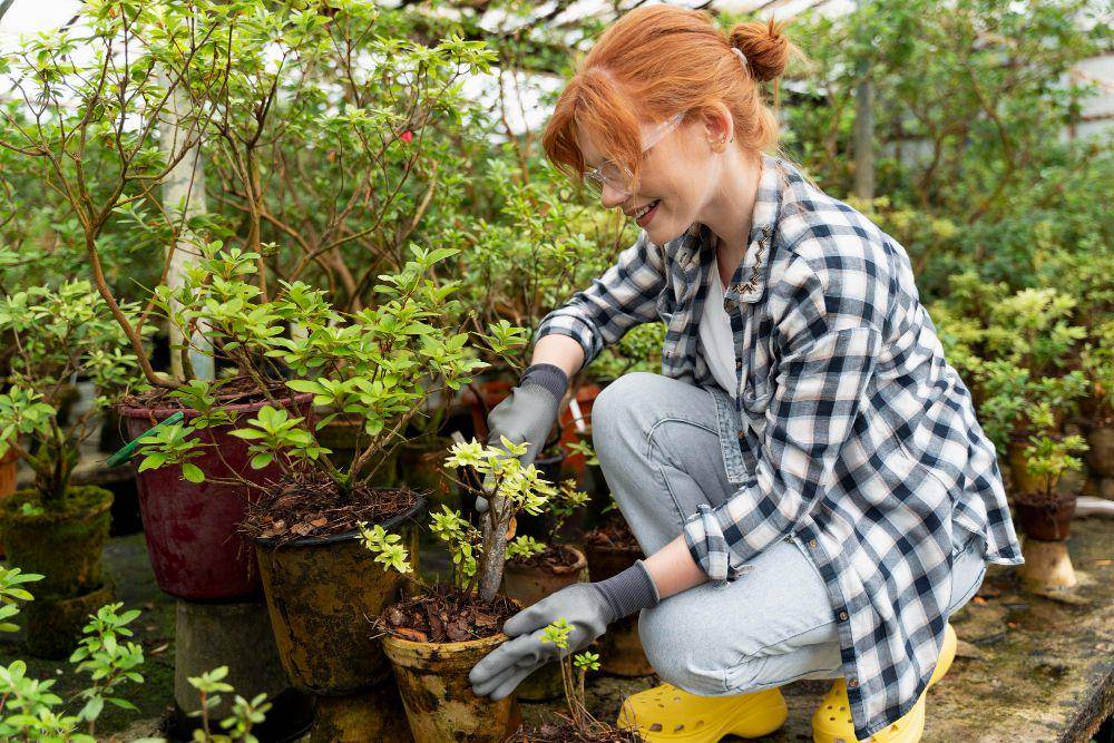 ilustrasi perempuan berkebun (freepik.com/freepik)