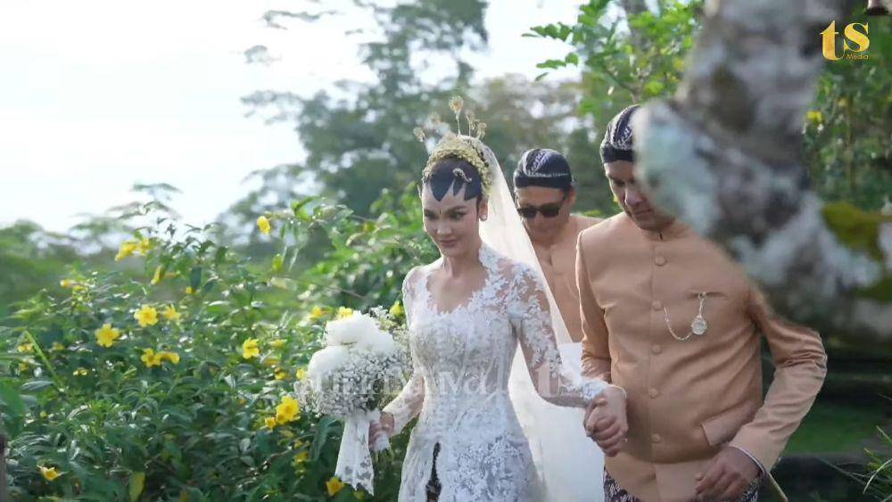 pernikahan Luna Maya dan Maxime Bouttier (youtube.com/tsmediaid)