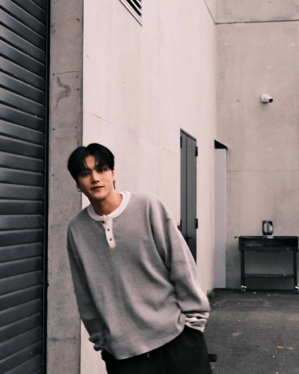 outfit casual ala Wooyoung ATEEZ (instagram.com/wooyounggg__)