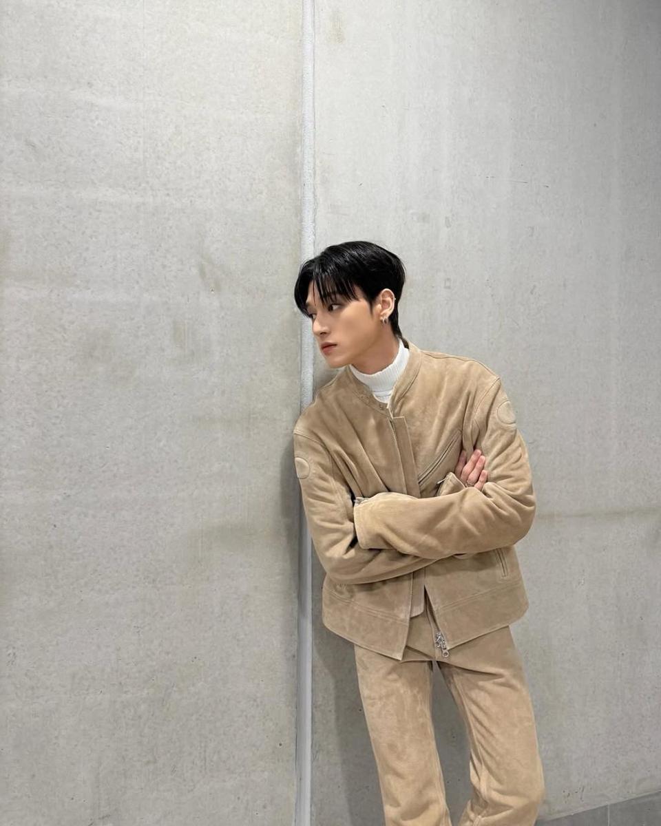 outfit casual ala Wooyoung ATEEZ (instagram.com/wooyounggg__)