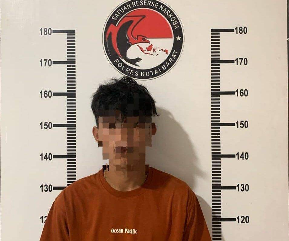 Untuk mengelabui petugas, tersangka RA menyimpan puluhan paket sabu di dalam kota teh. (Dok. Polda Kaltim)