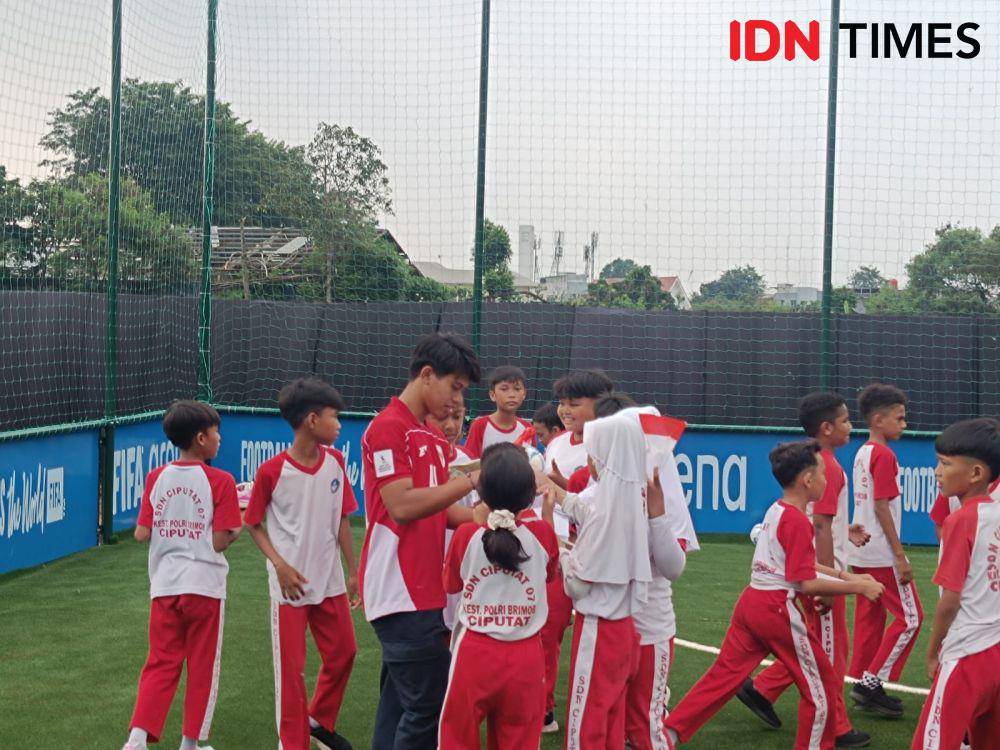 Potret pemain TImnas Indonesia U-17, Fabio Azka Irawan bersama murid SDN Ciputat 07, Selasa (6/5/2025). (IDN Times/Tino).