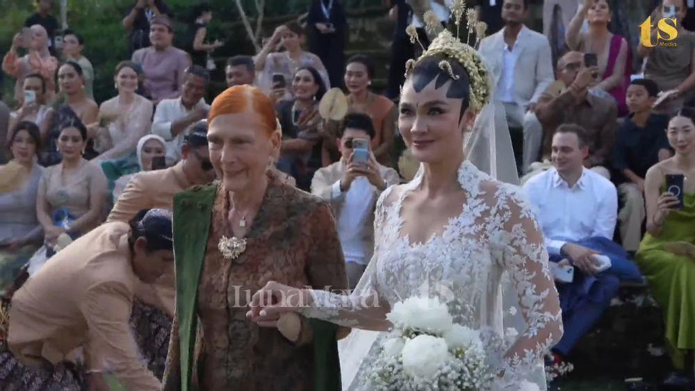 7 Potret Keluarga Haru Antar Luna Maya dan Maxime Bouttier Menikah