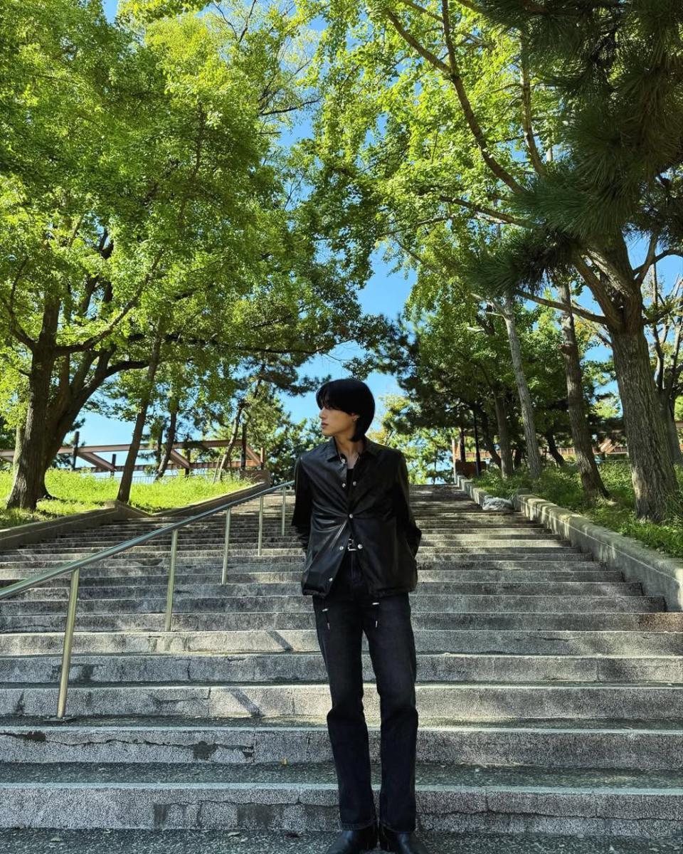 outfit casual ala Wooyoung ATEEZ (instagram.com/wooyounggg__)