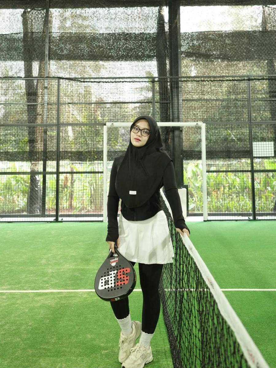 Putri Delina bermain padel (instagram.com/putridelinaa)