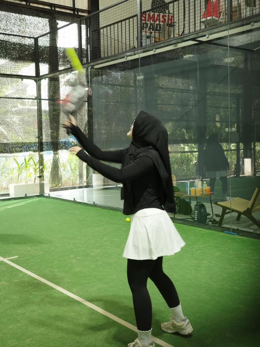 Putri Delina bermain padel (instagram.com/putridelinaa)
