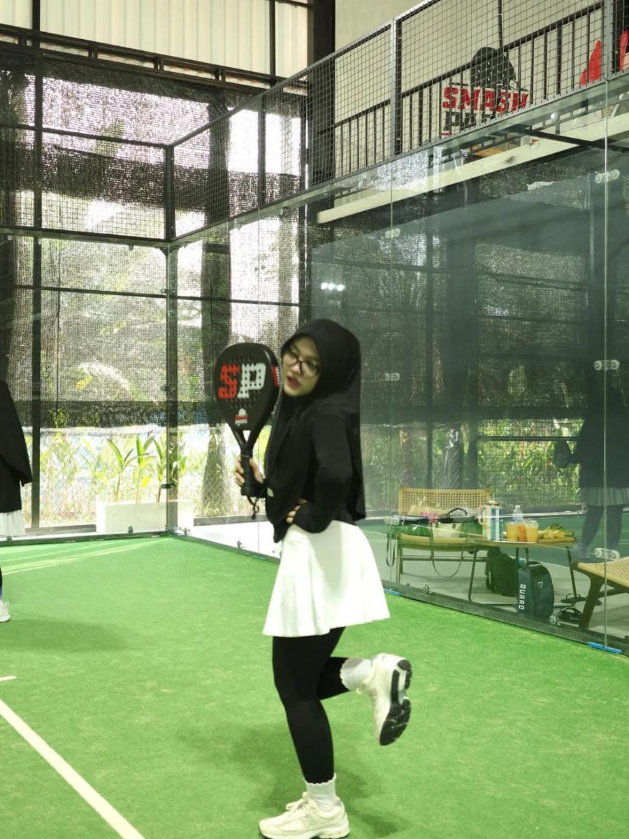 Putri Delina bermain padel (instagram.com/putridelinaa)
