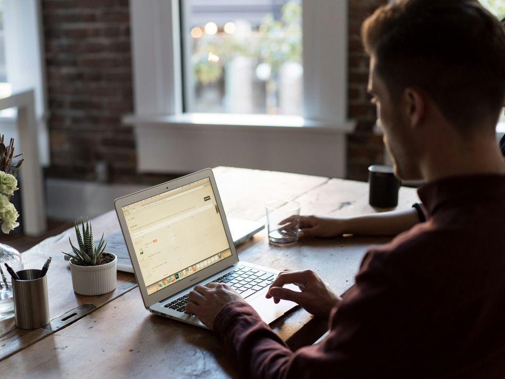 ilustrasi mengetik di laptop (unsplash.com/Bench Accounting)