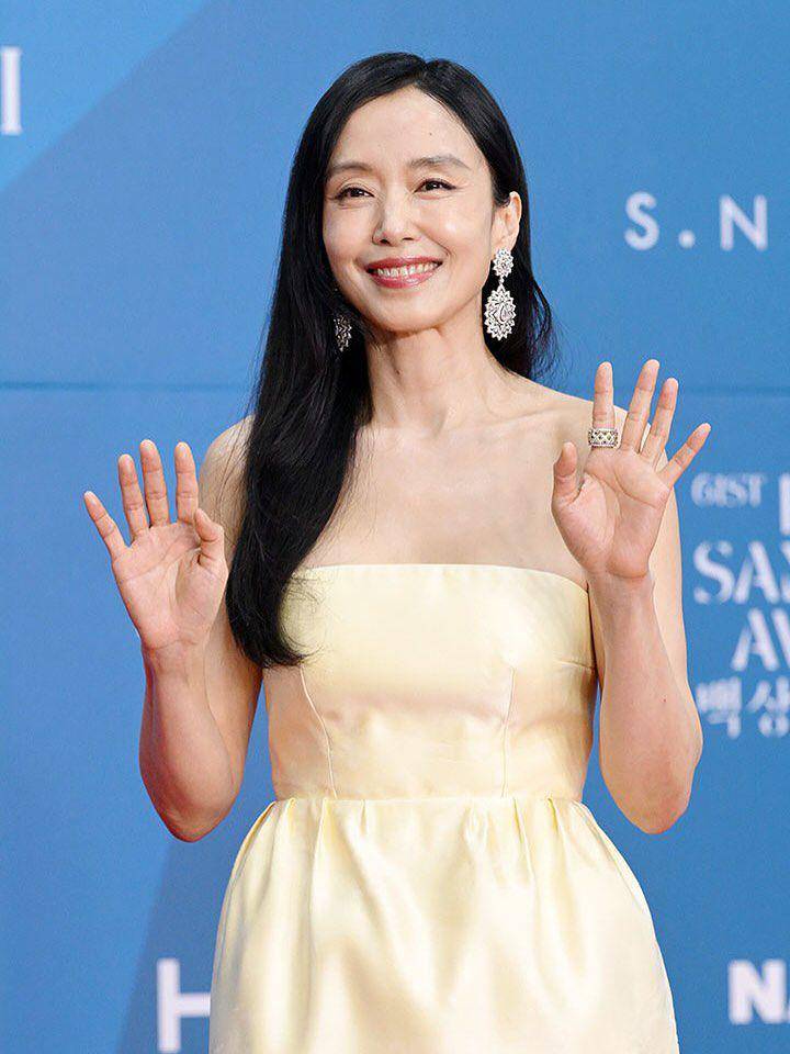inspirasi makeup artis Korea di baeksang arts awards 2025 (instagram.com/doyeonne)